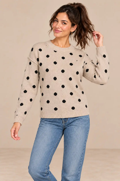 jersey-cashia-haya-beige-talla-s-medio-plano-superior.png	Jersey Cashia Haya beige de lunares negros, talla S, en medio plano sobre modelo morena con cola alta.