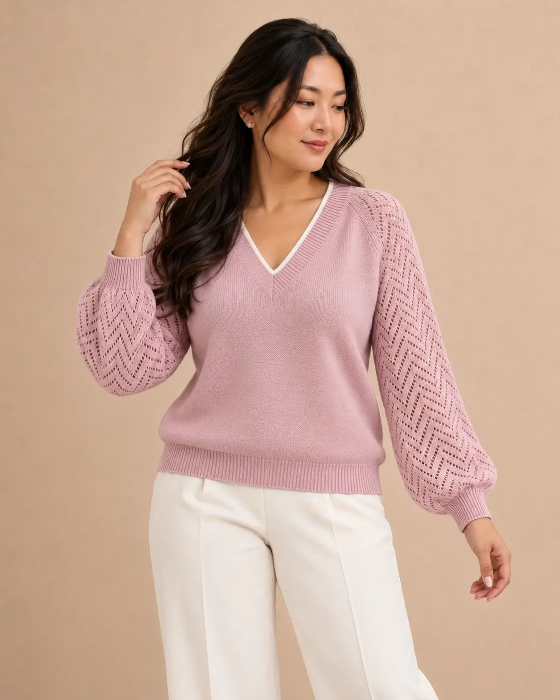 Modelo asiática Cashia de pelo suelto con jersey Saja rosa, talla L, medio plano superior.