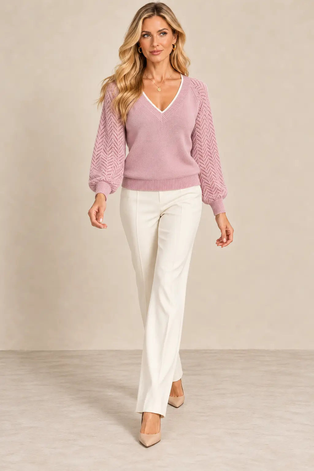 Modelo rubia con jersey Cashia Saja rosa empolvado, talla S, vista frontal.
