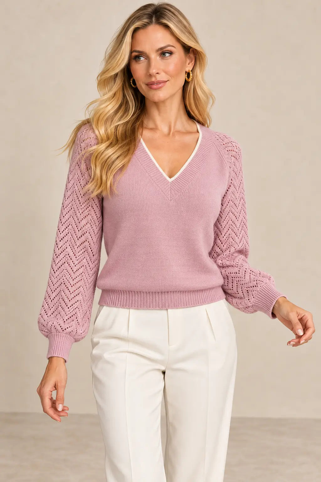 jersey-cashia-saja-rosa-talla-s-medio-plano-superior.png	Modelo rubia de pelo suelto con jersey Cashia Saja rosa, talla S, medio plano superior.