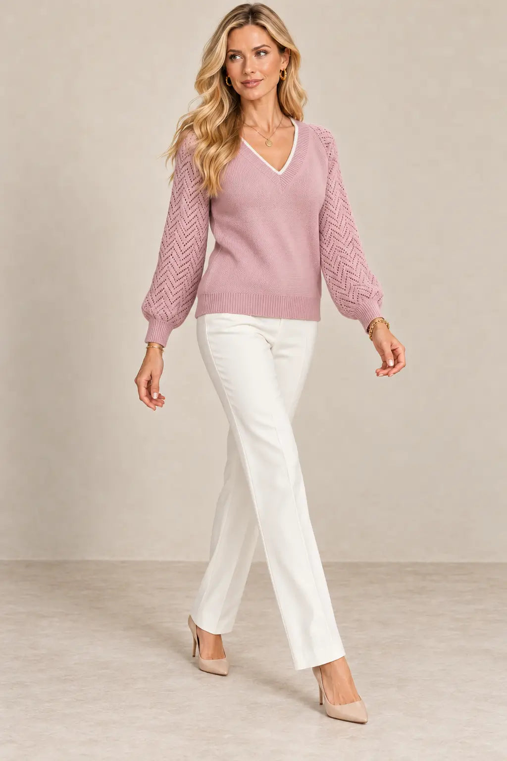 Modelo rubia con jersey Cashia Saja rosa, talla S, vista de tres cuartos.