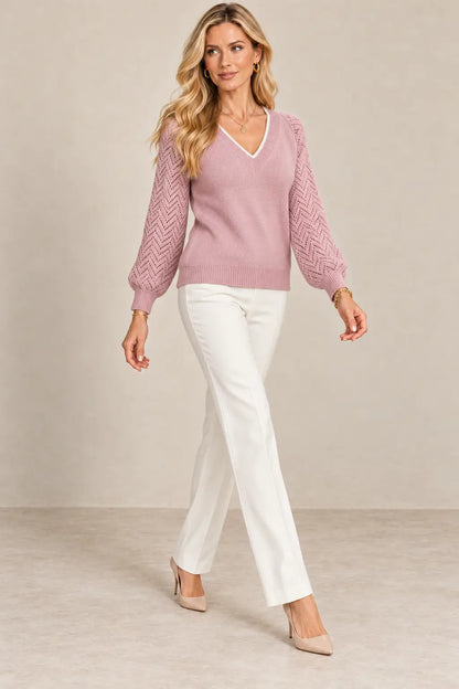 Modelo rubia con jersey Cashia Saja rosa, talla S, vista de tres cuartos.