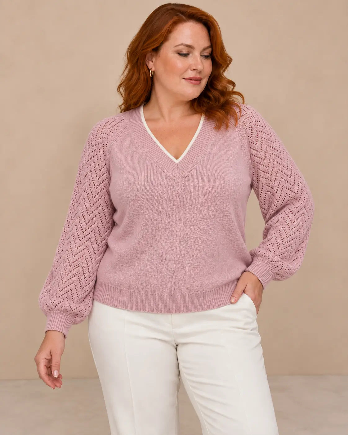 Modelo Cashia de cabello castaño en corte bob con jersey Saja rosa, talla M, medio plano superior.