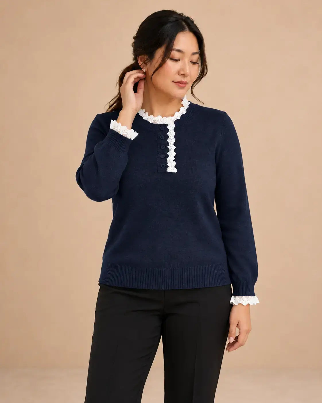 Jersey de mujer con encaje en cuello y puños Cashia Sauco, elegante y cómodo, con detalles en encaje blanco.