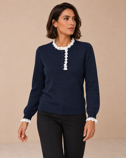 Jersey de mujer con encaje en cuello y puños de Cashia Sauco, diseño en punto liso y detalles elegantes.