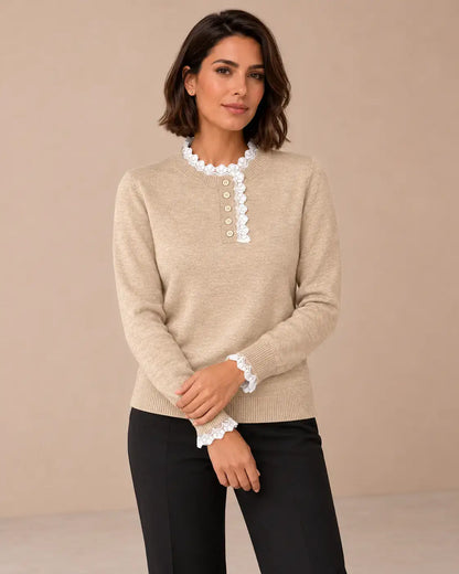 Jersey de mujer con encaje en cuello y puños de Cashia Sauco, color beige y elegante diseño.