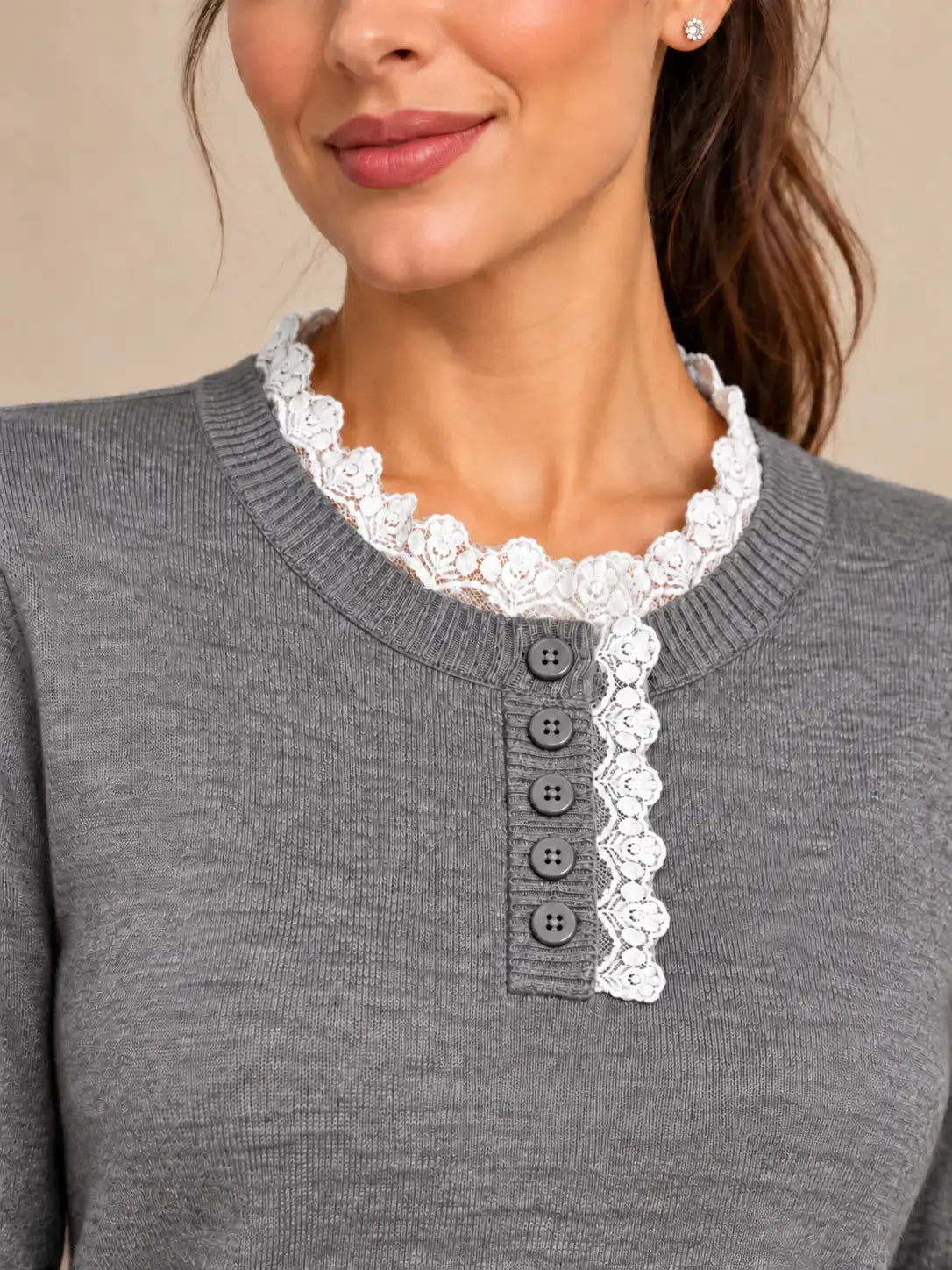 Jersey de mujer con encaje en cuello y puños Cashia Sauco en color gris con botones y detalle de encaje blanco.