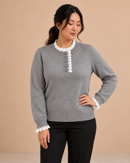 Jersey de mujer con encaje en cuello y puños de Cashia Sauco, color gris, con botones y detalles de encaje blanco.