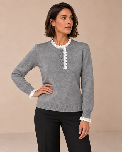 Jersey de mujer con encaje en cuello y puños de Cashia Sauco en color gris, con botones y detalles de encaje.