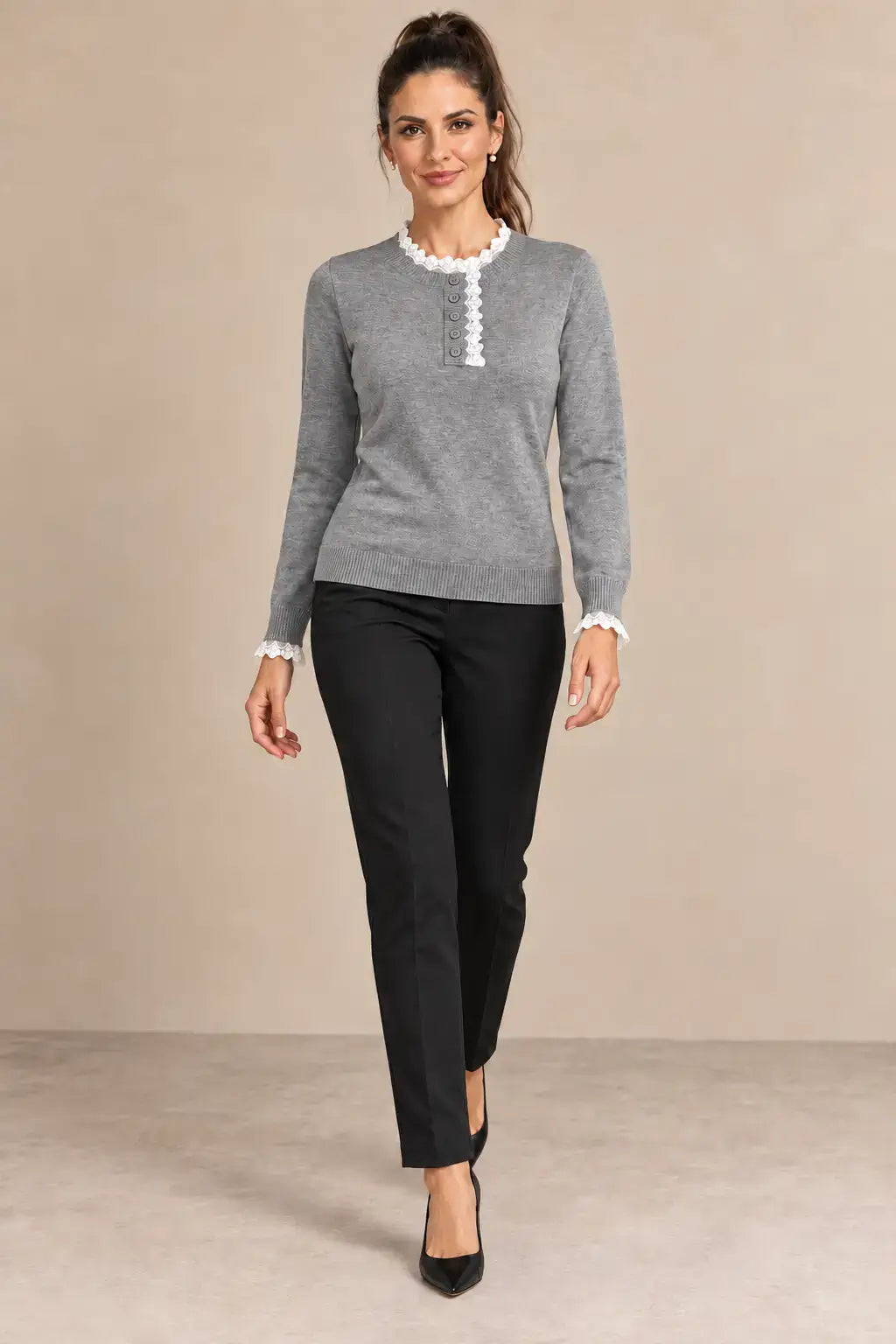 Jersey de mujer con encaje en cuello y puños Cashia Sauco, aspecto elegante y versátil con detalles de encaje blancos.