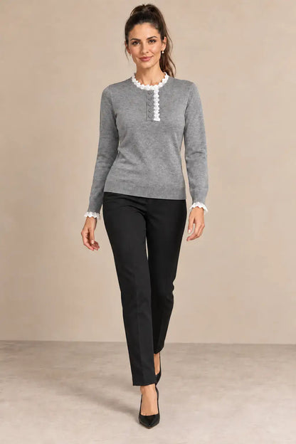Jersey de mujer con encaje en cuello y puños Cashia Sauco, aspecto elegante y versátil con detalles de encaje blancos.
