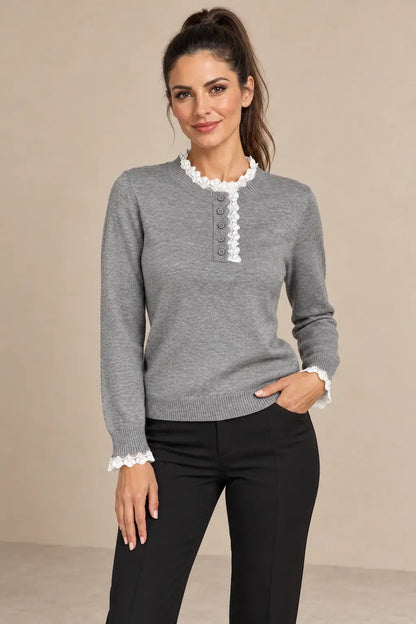 Jersey de mujer con encaje en cuello y puños Cashia Sauco, diseño elegante en gris con detalles de encaje.