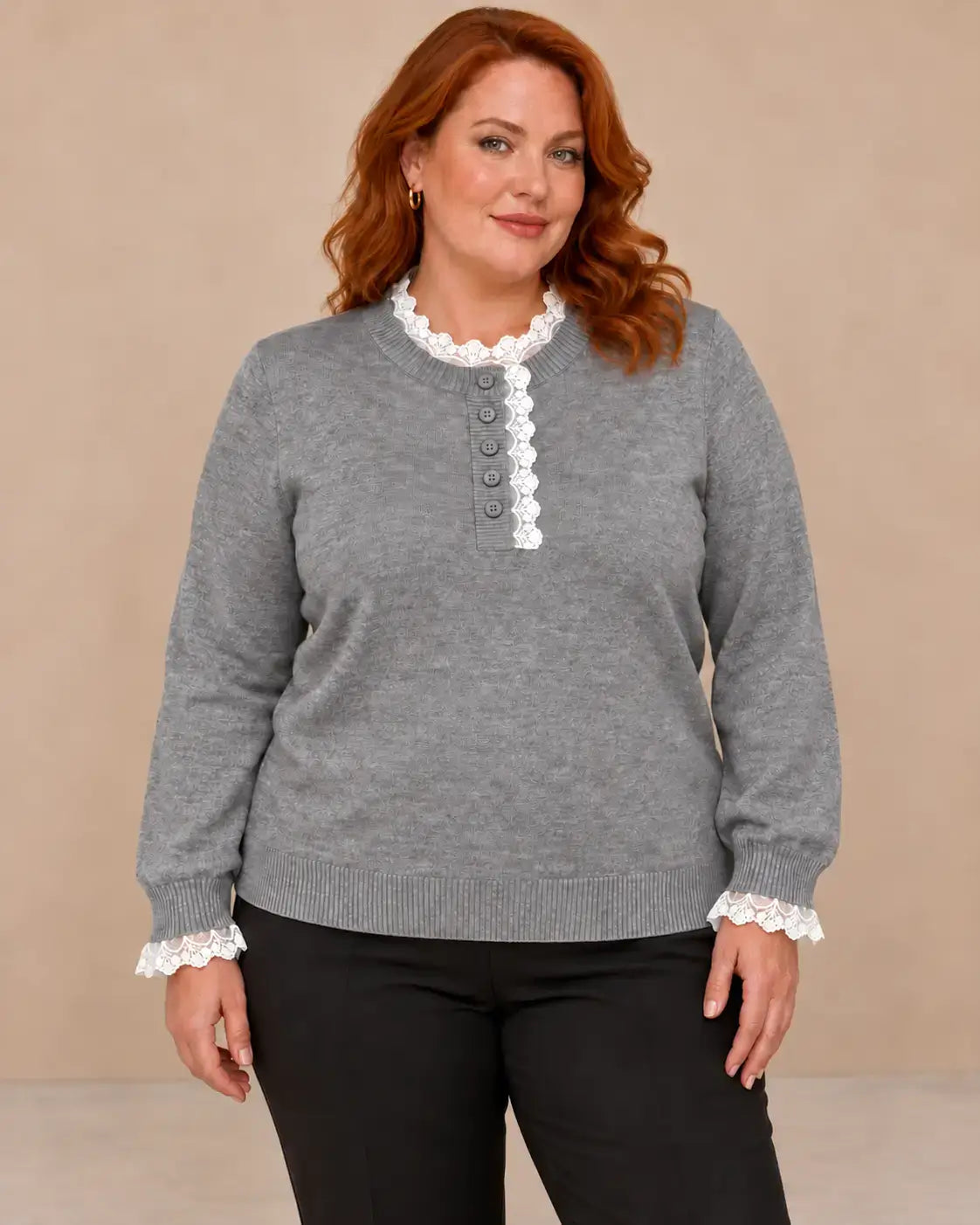 Jersey de mujer con encaje en cuello y puños, de Cashia Sauco, en color gris, elegante y cómodo.