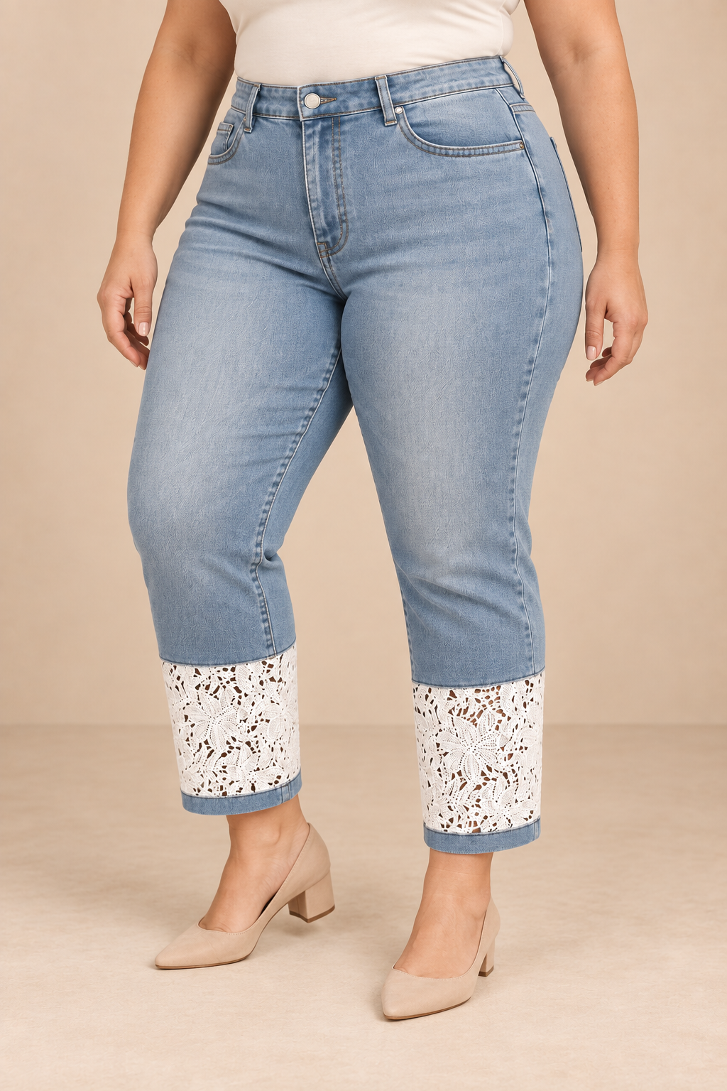 Pantalón Capri Cashia Denim 1010 Encaje azul claro en talla 3XL, vista de medio plano inferior.