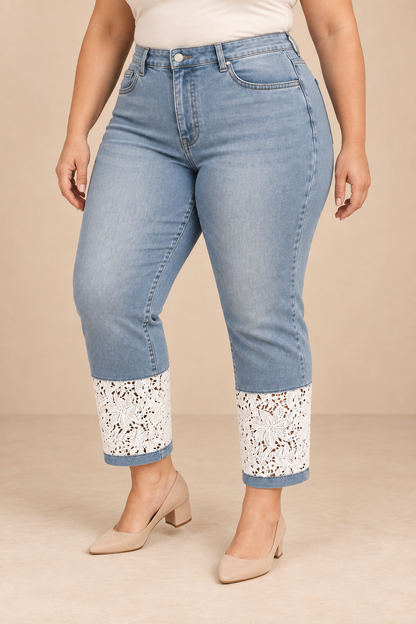 Pantalón Capri Cashia Denim 1010 Encaje azul claro en talla 3XL, vista de medio plano inferior.