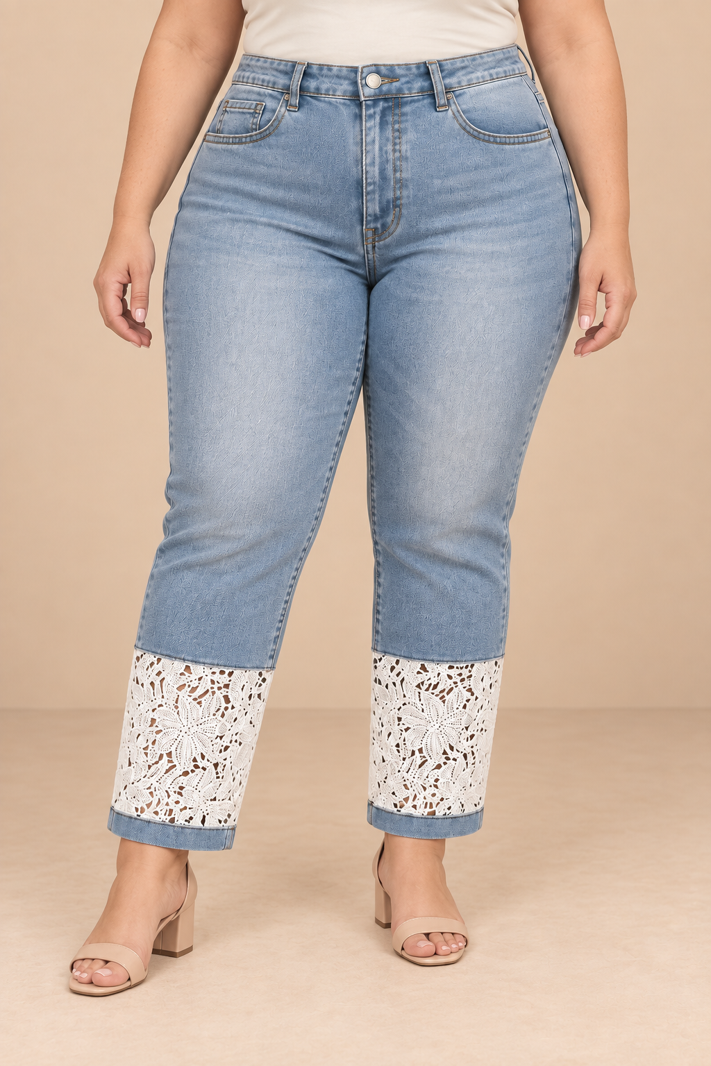 Pantalón Capri Cashia Denim 1010 Encaje azul claro en talla 4XL, vista de medio plano inferior.