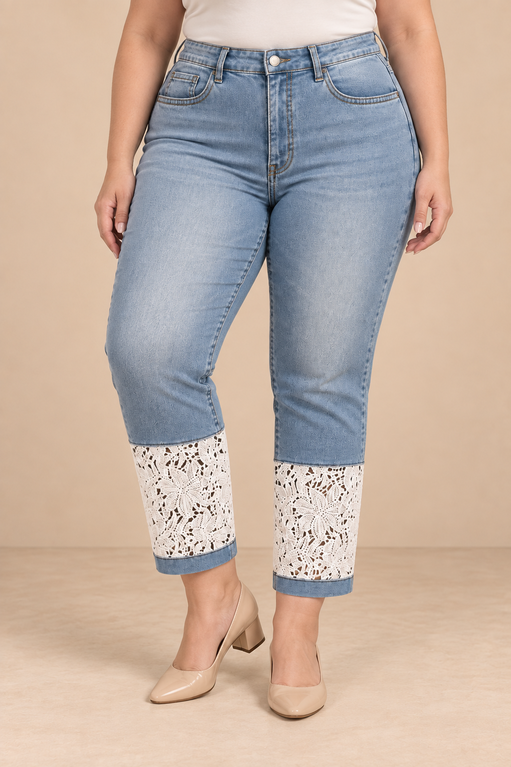 Pantalón Capri Cashia Denim 1010 Encaje azul claro en talla 5XL, vista de medio plano inferior.