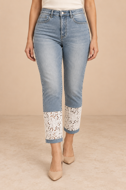 Pantalón Capri Cashia Denim 1010 Encaje azul claro en talla M, vista de medio plano inferior.
