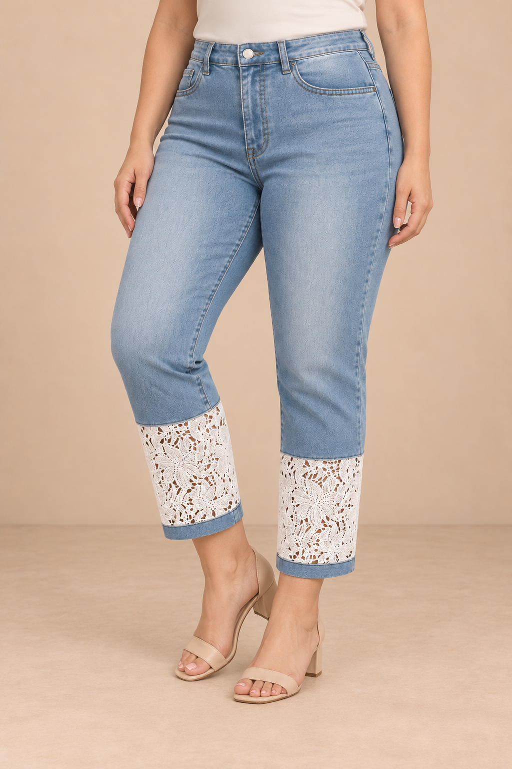 Pantalón Capri Cashia Denim 1010 Encaje azul claro en talla XL, vista de medio plano inferior.