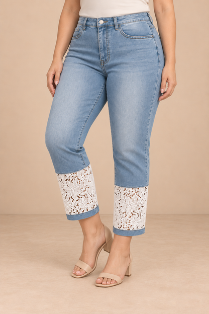 Pantalón Capri Cashia Denim 1010 Encaje azul claro en talla XL, vista de medio plano inferior.