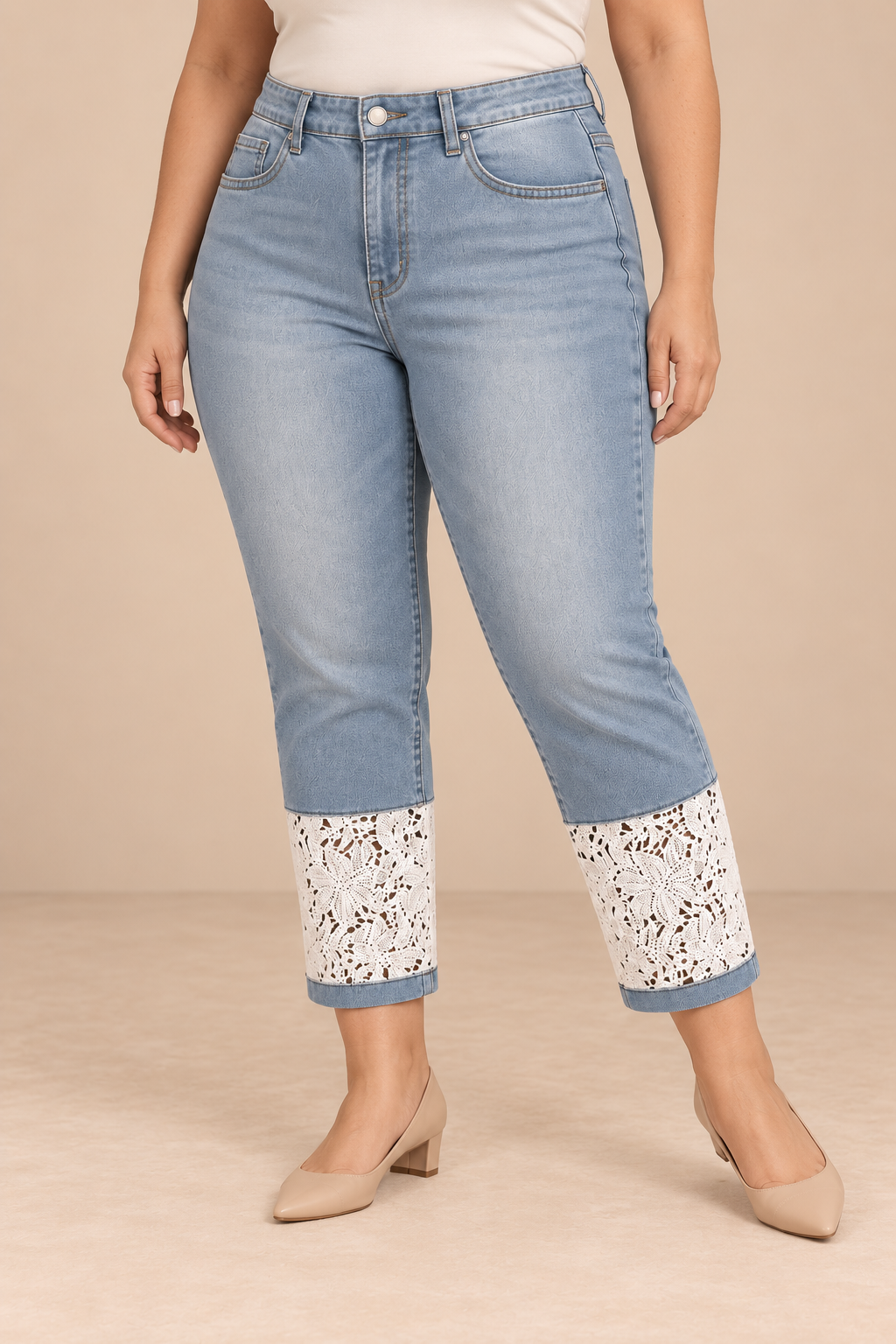Pantalón Capri Cashia Denim 1010 Encaje azul claro en talla XXL, vista de medio plano inferior.