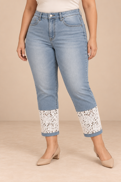 Pantalón Capri Cashia Denim 1010 Encaje azul claro en talla XXL, vista de medio plano inferior.