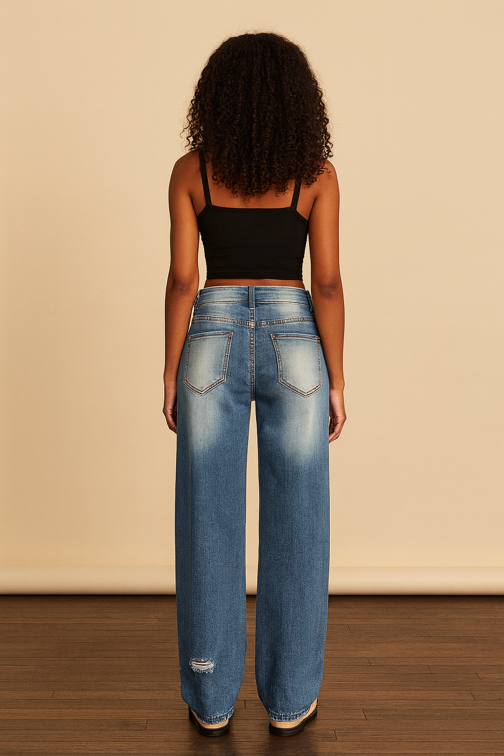 Pantalón Cashia Barcelona, vaquero, pierna recta, cordón en la cintura, vista de espaldas