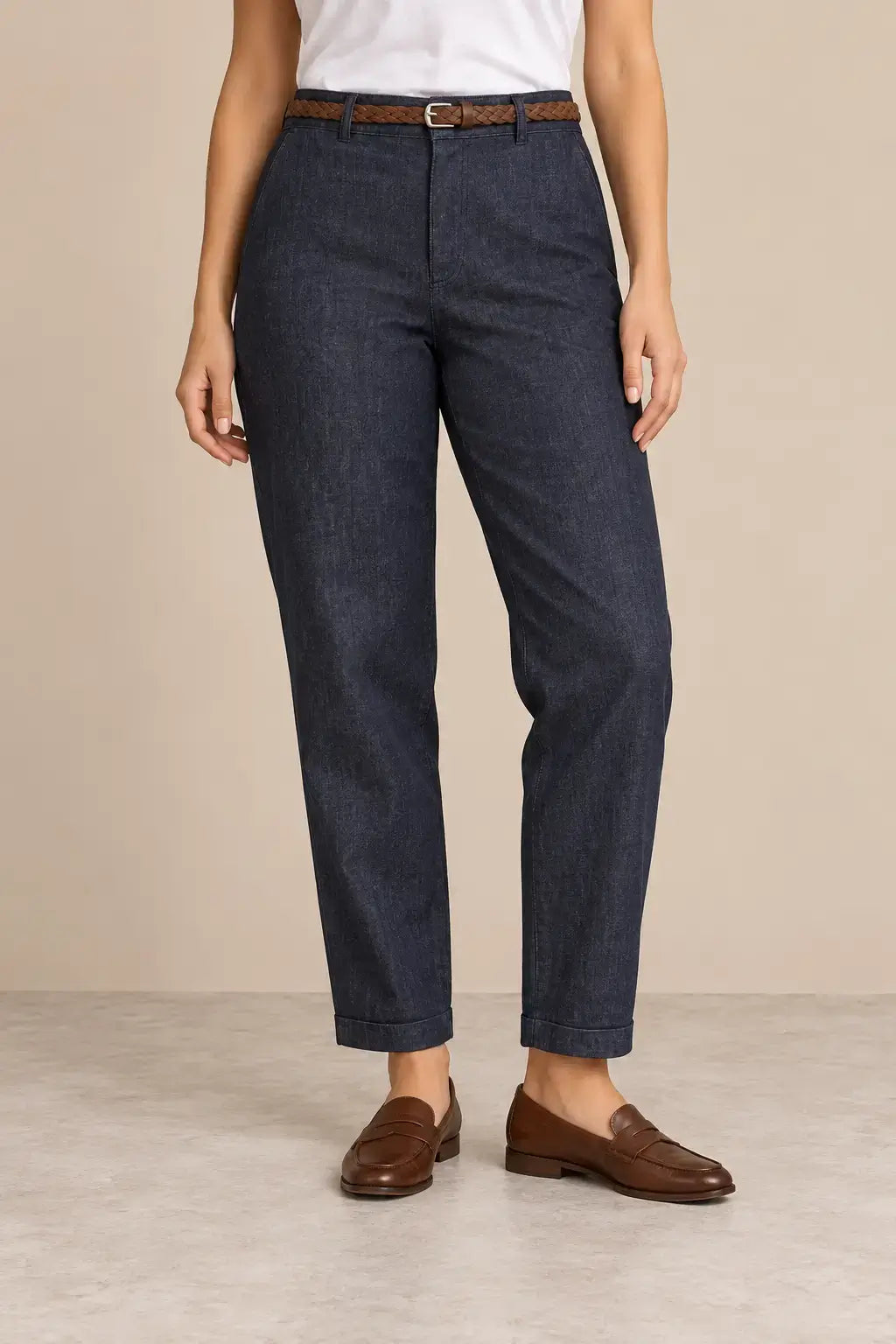 Pantalón de mujer recto con bajo vuelto de Cashia Crest, diseño cómodo y elegante para cualquier ocasión.