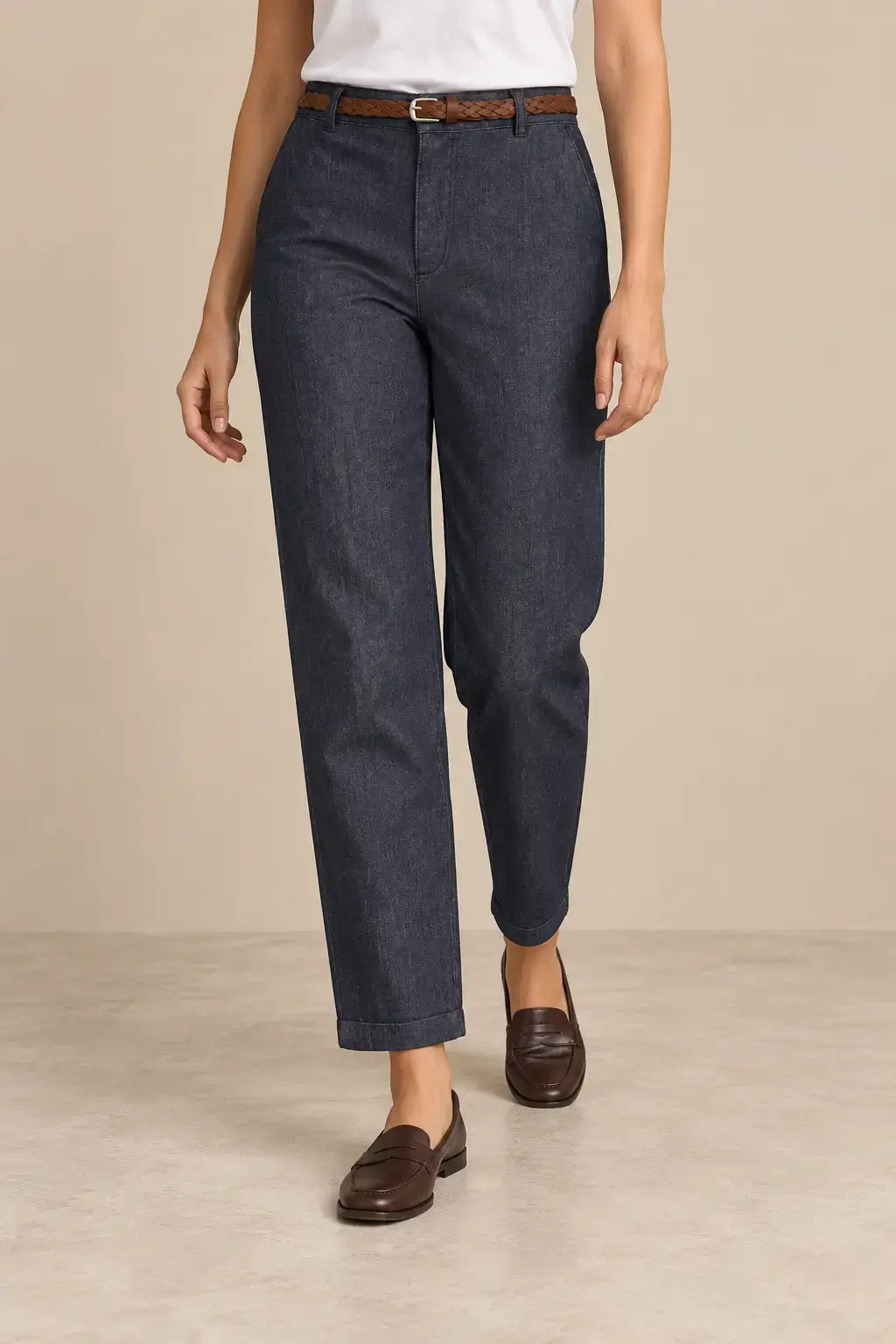 Pantalón de mujer recto con bajo vuelto de Cashia Crest, ideal para un look elegante y cómodo.