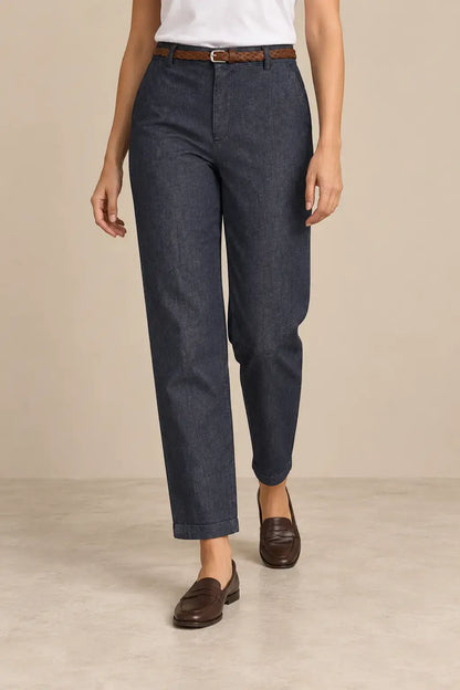 Pantalón de mujer recto con bajo vuelto de Cashia Crest, ideal para un look elegante y cómodo.