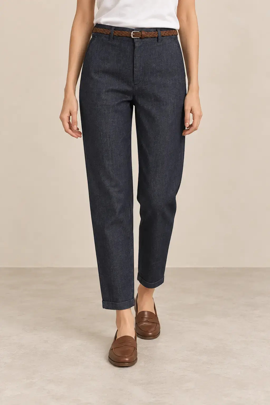 Pantalón de mujer recto con bajo vuelto de Cashia Crest, elegante y cómodo para ocasiones diarias.