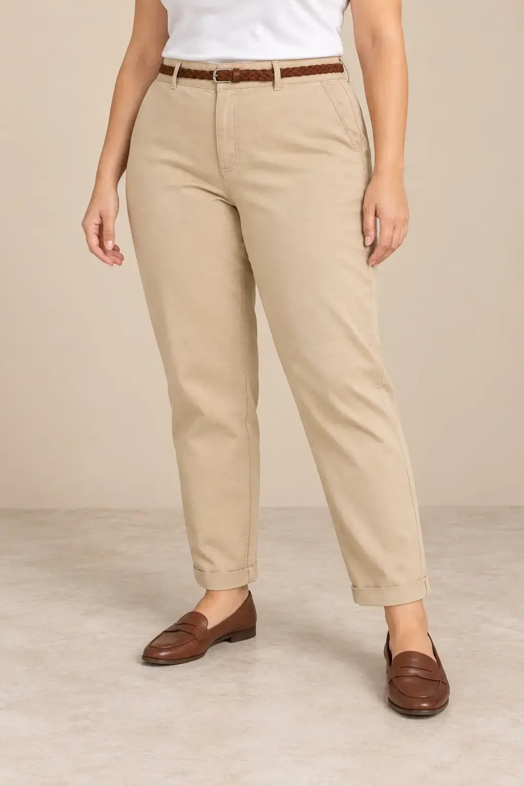Pantalón de mujer recto con bajo vuelto Cashia Crest en color beige, combinando comodidad y estilo.