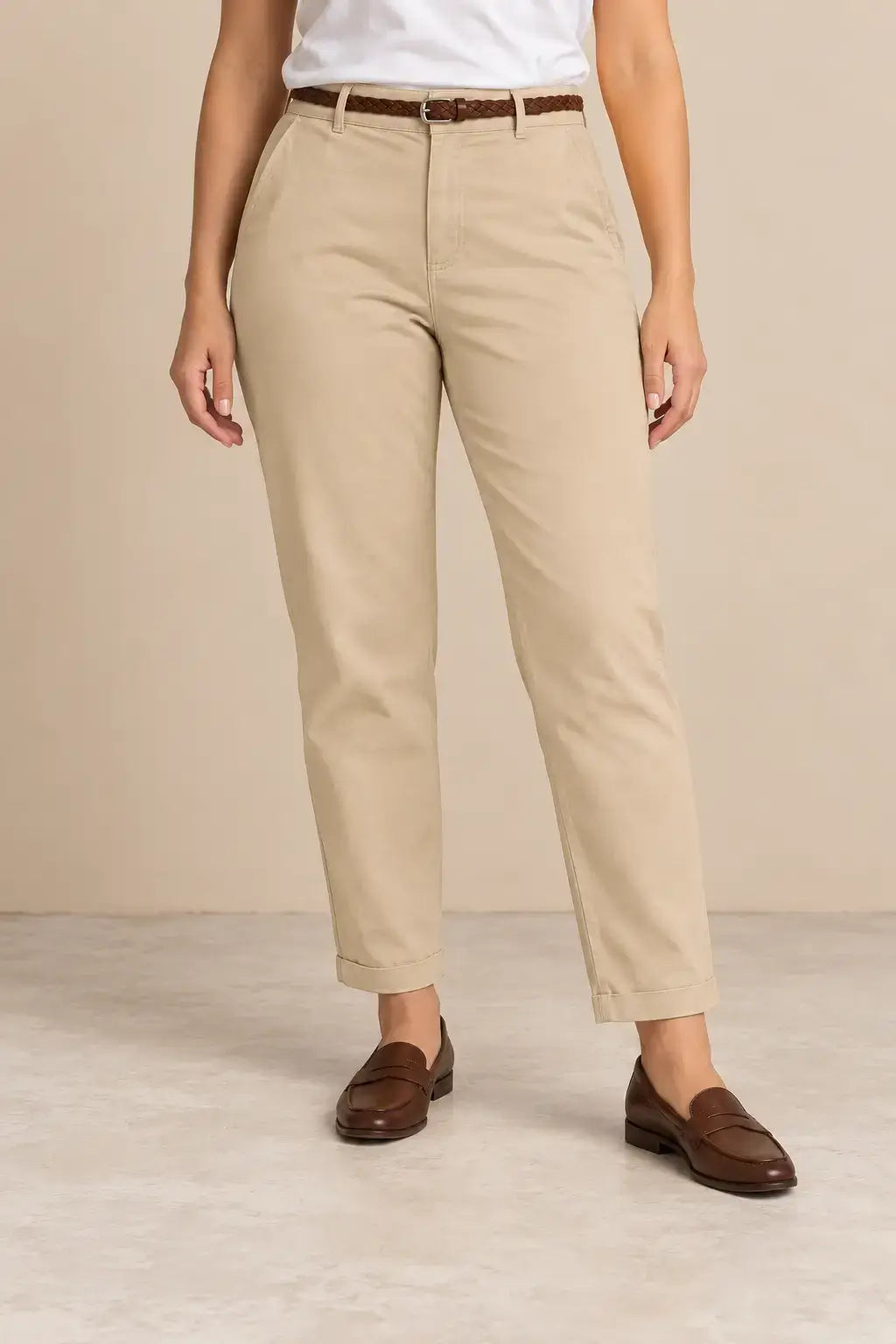 Pantalón de mujer recto con bajo vuelto, diseño Cashia Crest, look elegante y cómodo en tonalidad beige.