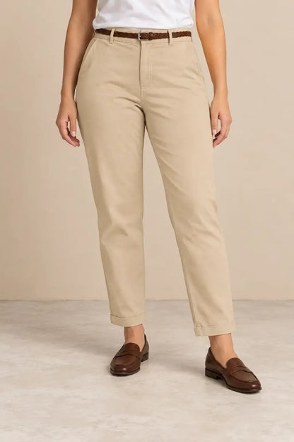 Pantalón de mujer recto con bajo vuelto, diseño Cashia Crest, look elegante y cómodo en tonalidad beige.