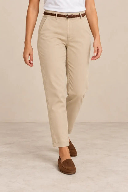 Pantalón de mujer recto con bajo vuelto de Cashia Crest, color beige, ideal para looks elegantes y cómodos.