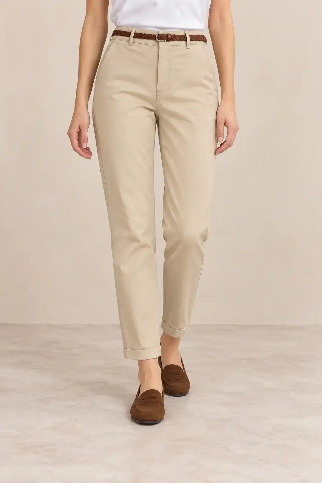 Pantalón de mujer recto con bajo vuelto Cashia Crest con cinturón en color marrón.