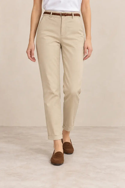 Pantalón de mujer recto con bajo vuelto Cashia Crest con cinturón en color marrón.