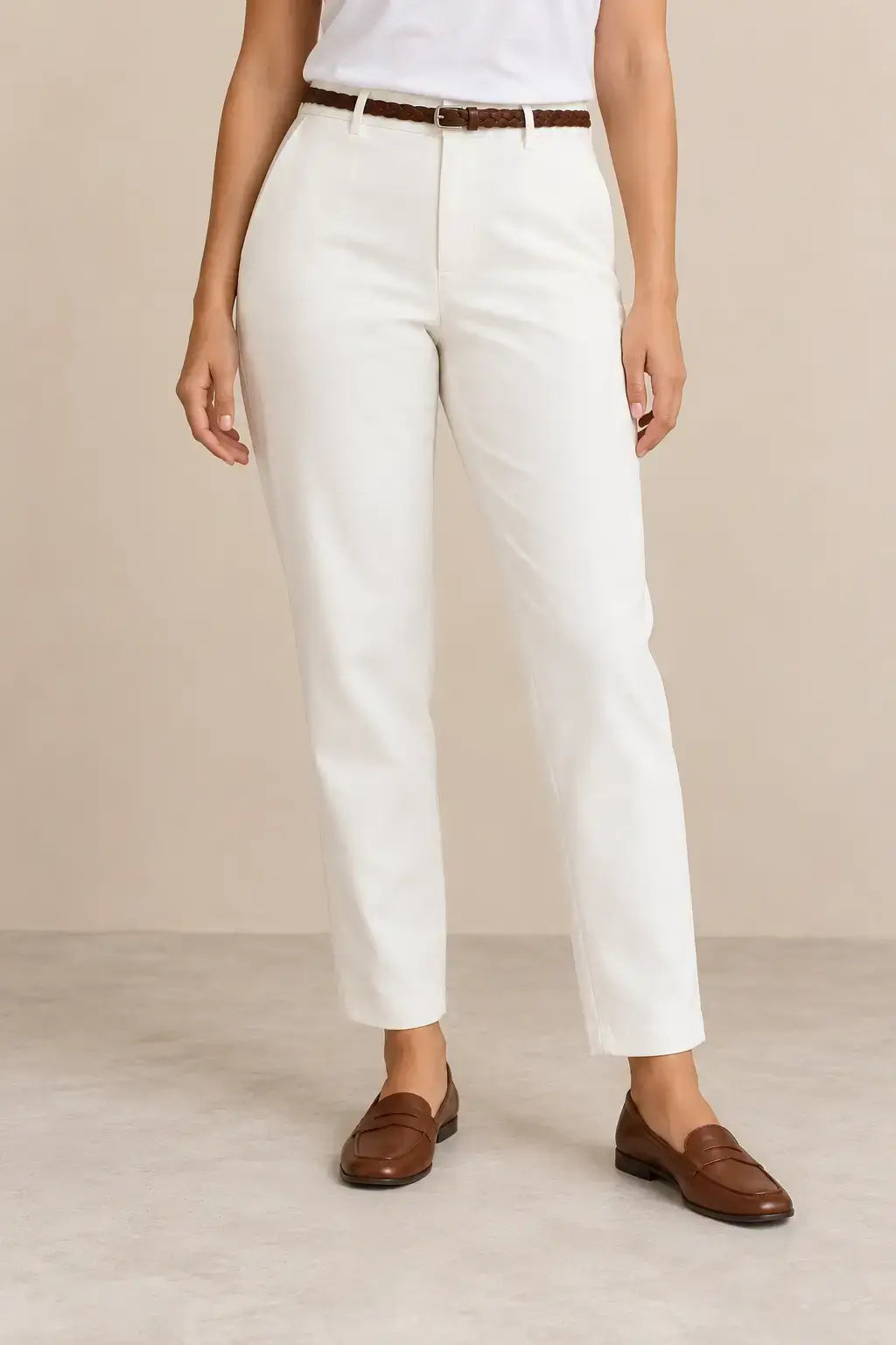 Pantalón de mujer recto con bajo vuelto de Cashia Crest, ideal para un look elegante y cómodo.