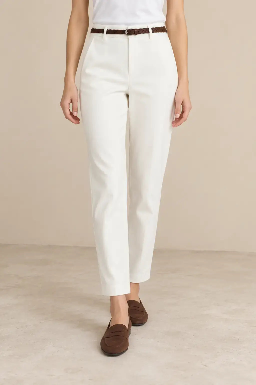 Pantalón de mujer recto con bajo vuelto, estilo elegante y cómodo, ideal para vestimenta diaria.
