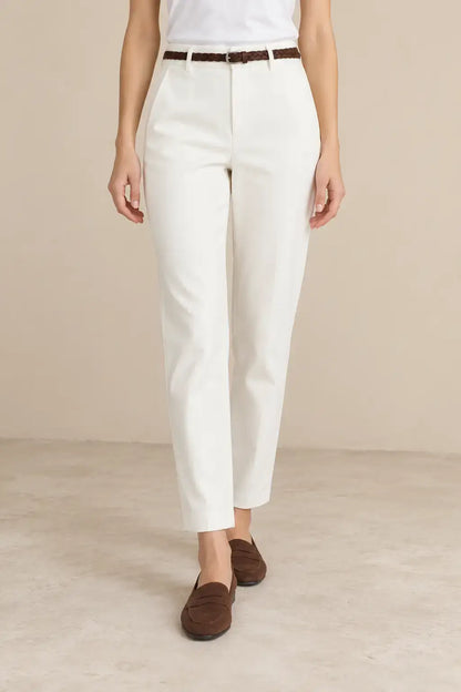 Pantalón de mujer recto con bajo vuelto, estilo elegante y cómodo, ideal para vestimenta diaria.