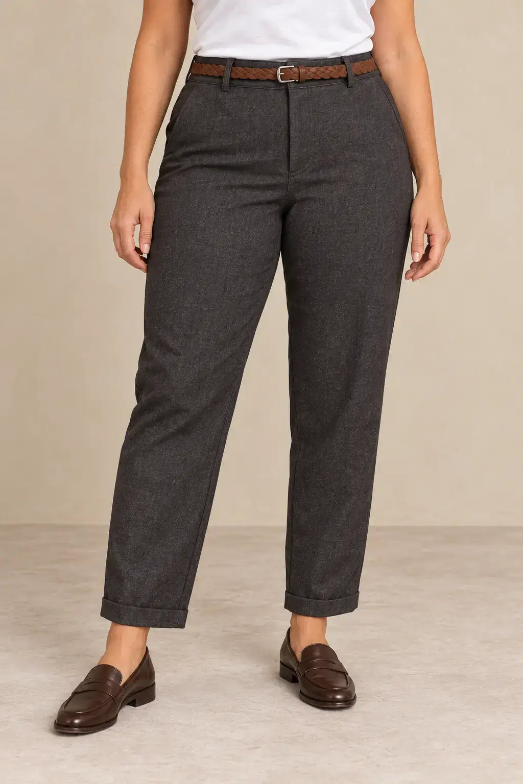 Pantalón de mujer recto con bajo vuelto Cashia Crest en color gris oscuro, con cinturón, para un look elegante y cómodo.