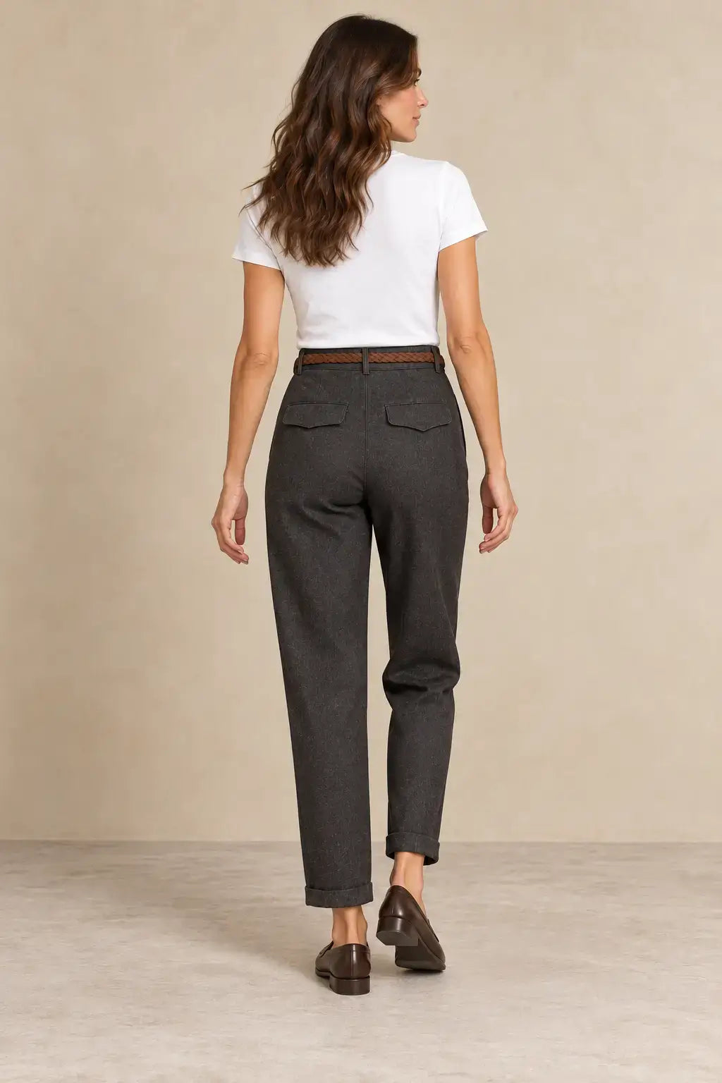 Pantalón de mujer recto con bajo vuelto de Cashia Crest, vista trasera, combinado con camiseta blanca.