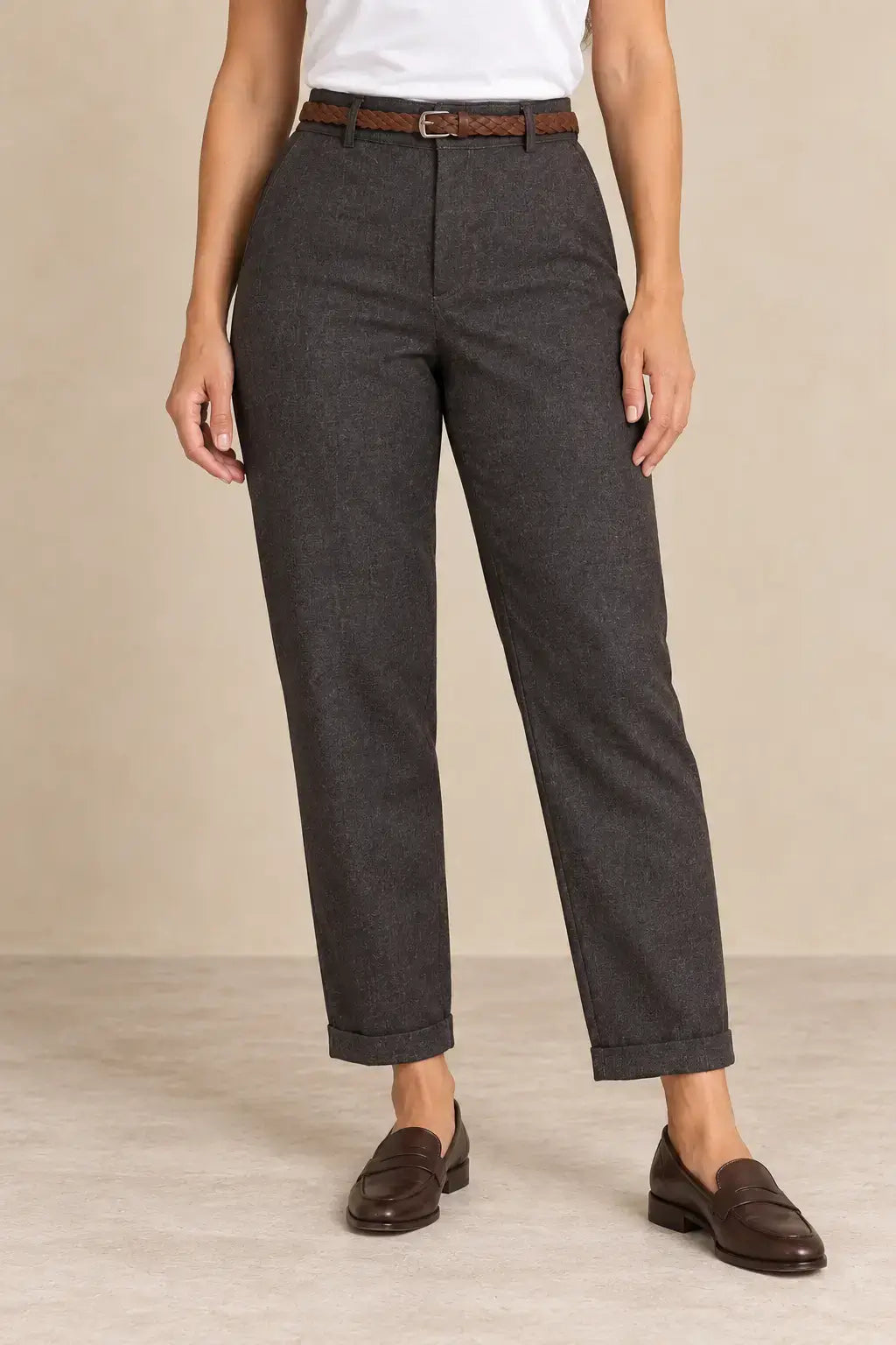 Pantalón de mujer recto con bajo vuelto de Cashia Crest, combinado con una camisa blanca y zapatos marrones.