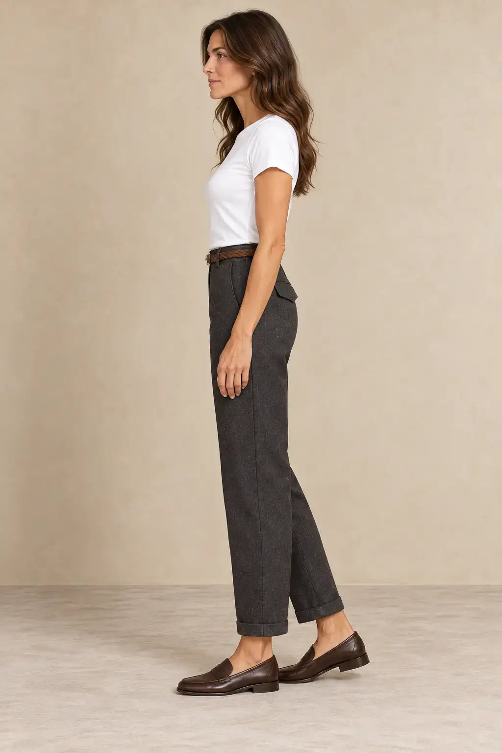 Mujer luciendo pantalón de mujer recto con bajo vuelto de Cashia Crest, combinándolo con camiseta blanca y zapatos marrones.