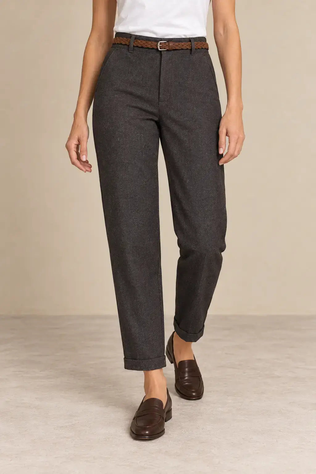 Pantalón de mujer recto con bajo vuelto de Cashia Crest, estilo elegante y cómodo para el uso diario.