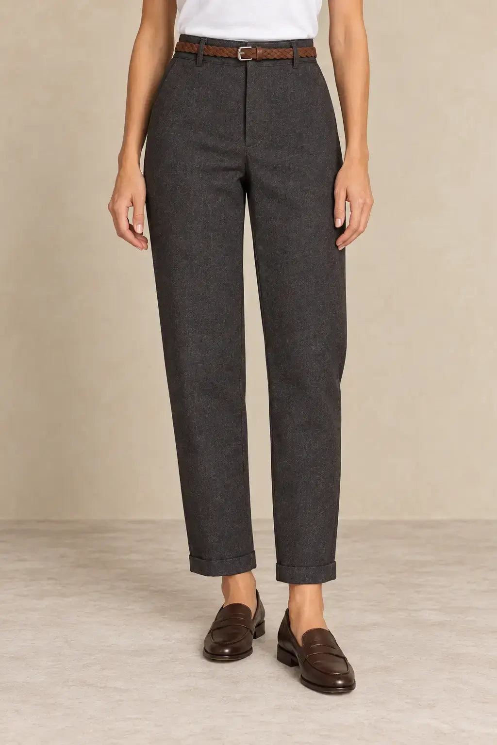 Pantalón de mujer recto con bajo vuelto Cashia Crest en color oscuro, ideal para looks elegantes y cómodos.