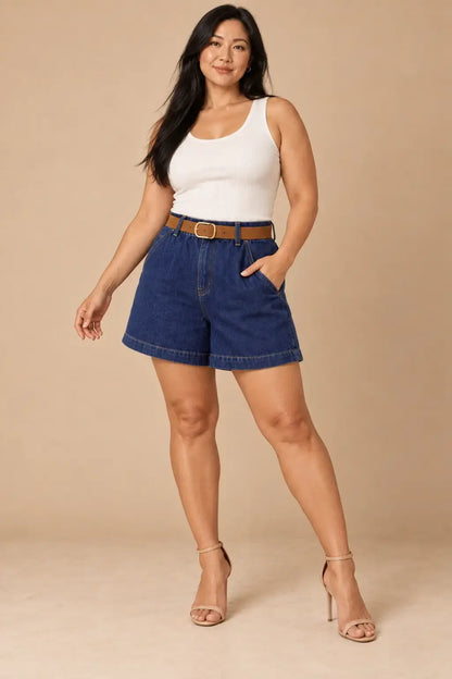 Modelo Cashia talla L con pantalón corto Denim 1000 azul, pelo negro suelto y cuerpo entero.