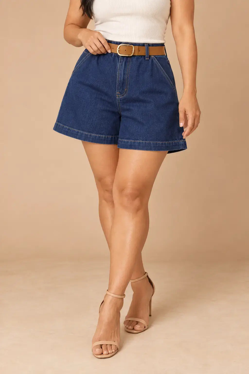 Pantalón Cashia Denim 1000 azul en talla L, medio plano inferior con cinturón marrón y pose dinámica.