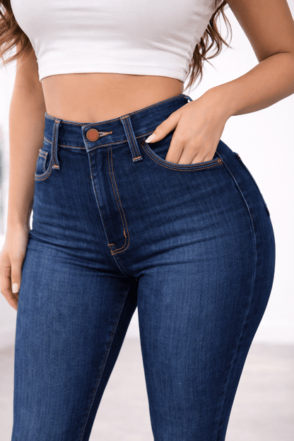 Detalle de la cintura del pantalón Cashia Denim 102 con tiro alto y acabado denim Skinny