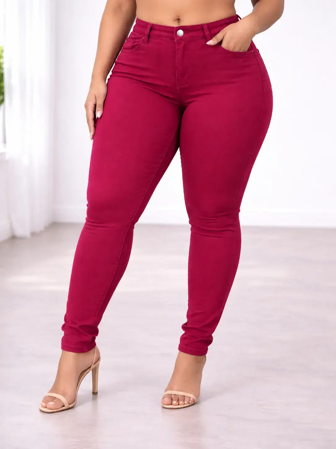Pantalón Cashia Denim 102 frambuesa, talla 2XL, vaquero ajustado de tiro alto en tono rojo frambuesa, vista frontal.